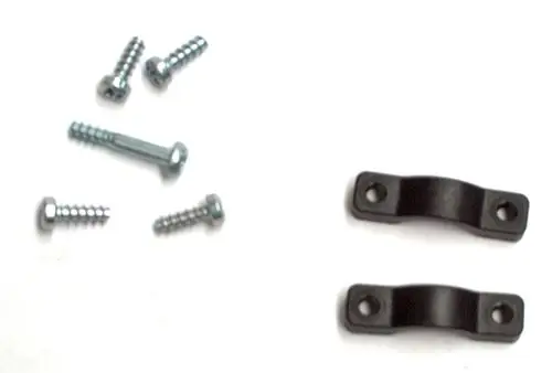 Schrauben und Halterungen von Daikin, die als Zubehör für die Abdeckung einer HPSU compact dienen. Zwei schwarze Halter und mehrere Metall-Schrauben sind abgebildet.